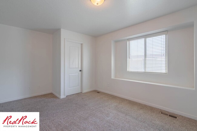 Building Photo - Pet Friendly! Spacious 4 Bedroom 3.5 Bathr...