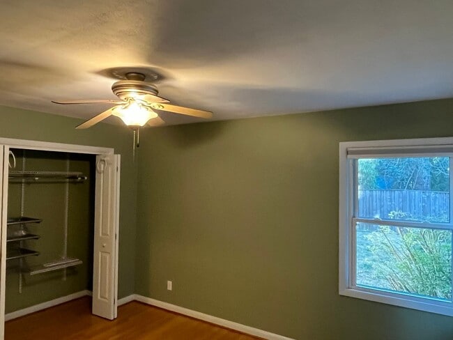Building Photo - Urban Craftsman Gem!