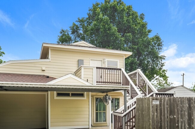 Building Photo - 3502 Longwood Dr