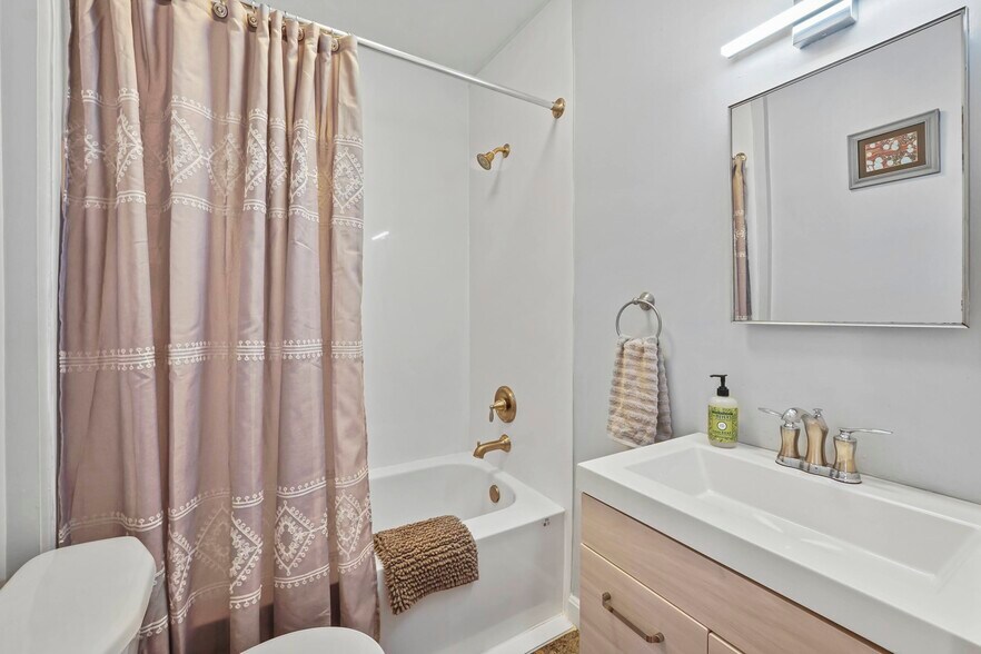 Building Photo - 372 Broadway