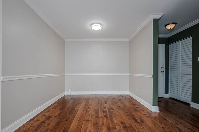 Building Photo - 685 E Fullerton Ave