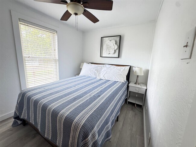 Building Photo - 879 Christmas Rd