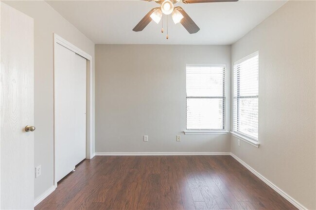 Building Photo - 1908 Candlelight Dr