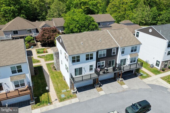 Building Photo - 121 High Pointe Dr