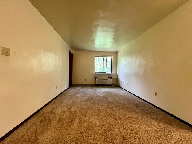 Building Photo - Second Floor One Bedroom Apartment! Built-In A/C, Off-Street Parking & More! Call Today!