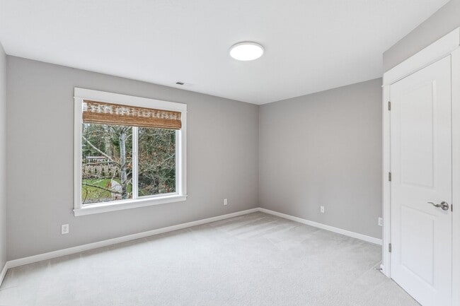 Building Photo - Beautiful 3 Bedroom/2.5 Lake Oswego