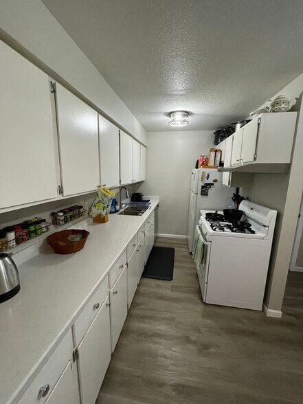Kitchen - 4813 Cedar Lake Rd S