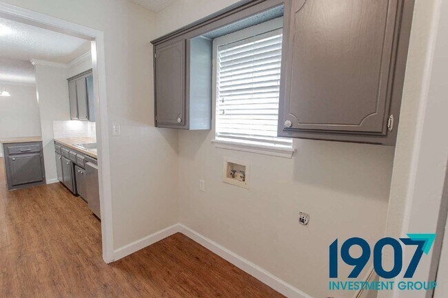 Building Photo - 1201 Kings Ct
