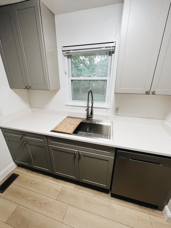 Building Photo - 862 Clematis Dr