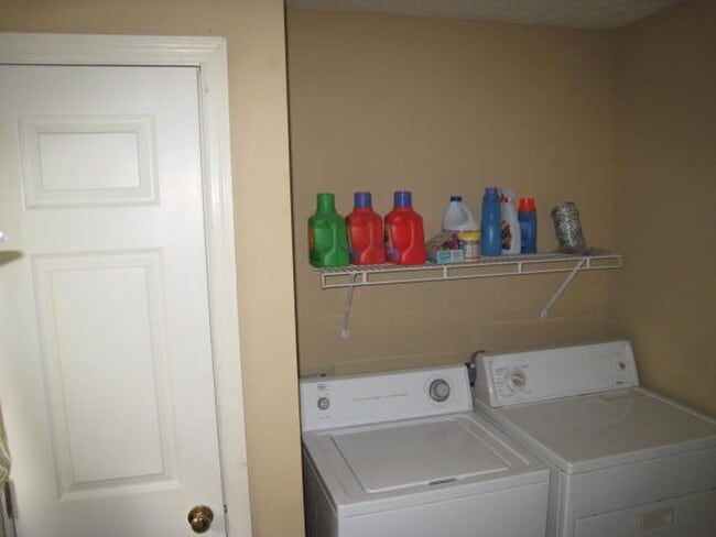Building Photo - 2 bed + Bonus Room - Great School District...