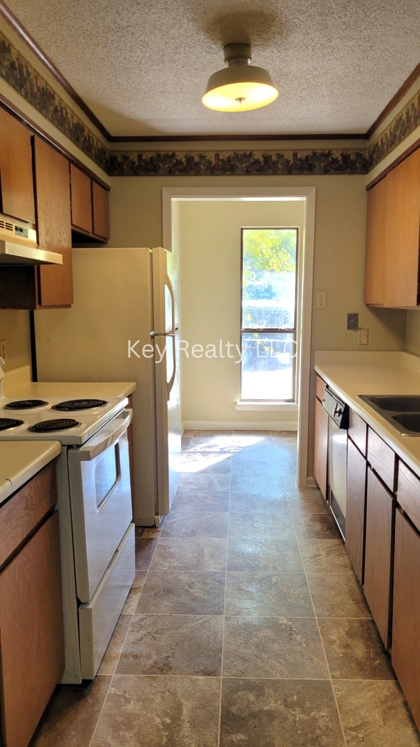 Building Photo - 602 - B Gary K - Pineville