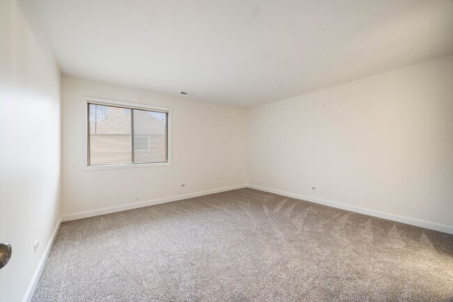 Building Photo - 0N 24 Ambleside Dr