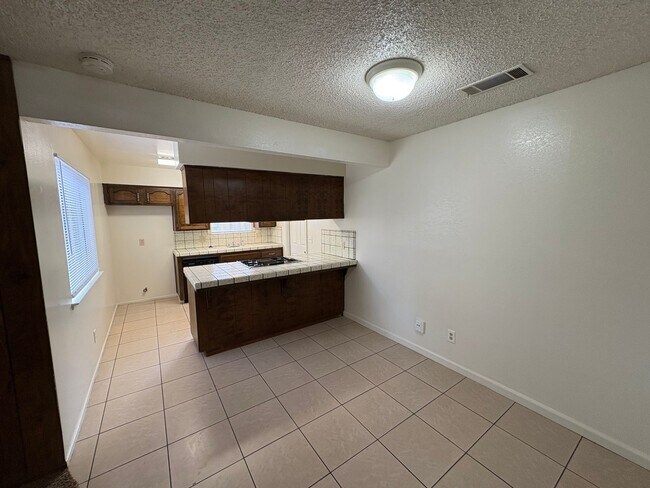 Building Photo - SW Visalia Home Available Now!