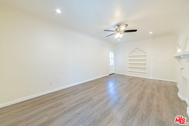 Building Photo - 1156 Bronson Ave