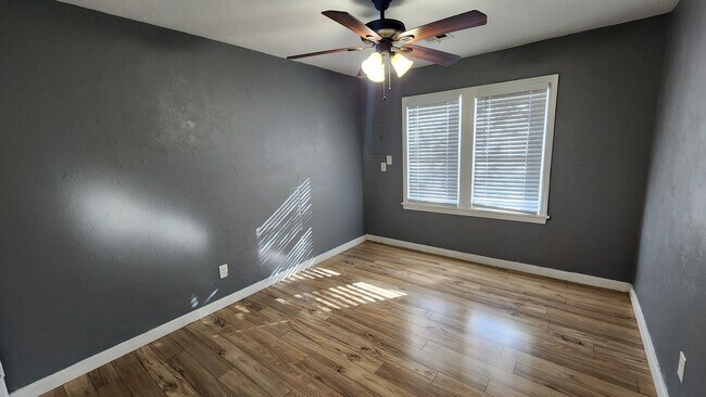 Building Photo - Beautiful 2 bedroom house with granite and...