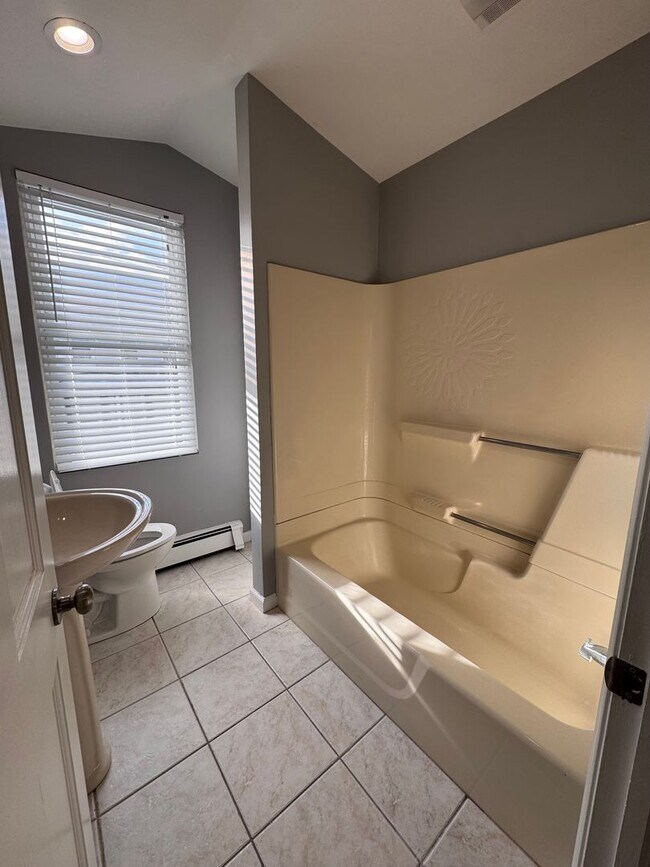 Building Photo - 3 bedroom 2 bath Home in Alburtis