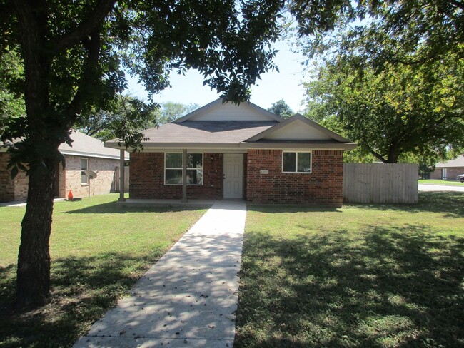 Building Photo - 3/2 Brick Home on Corner Lot