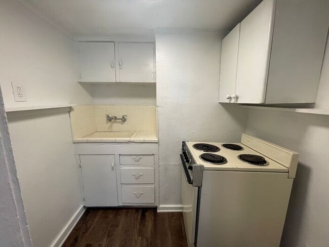 Building Photo - Cozy 1 Bedroom 1 Bath Downstairs Unit Read...