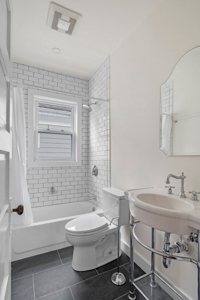 Building Photo - 5 Vale St