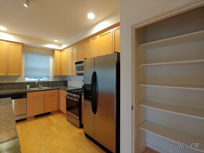 Building Photo - Beautiful 2 Bedroom Townhome in Issaquah- ...