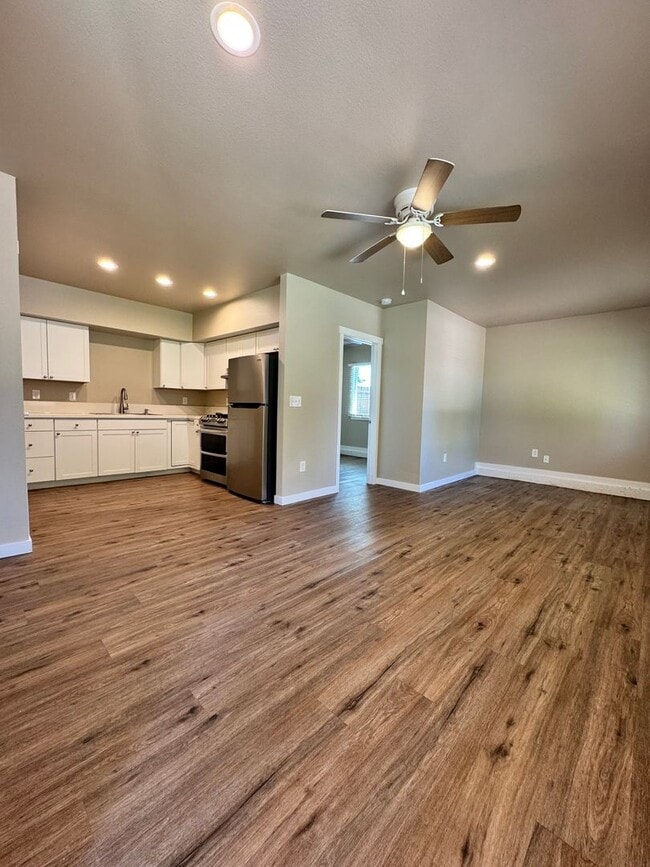 Building Photo - Available Now! 3 Bed/1.5 Bath Close to Downtown Lodi