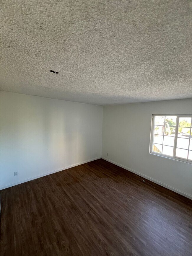 Building Photo - Updated 1BD/1BA Apartment in well maintain...