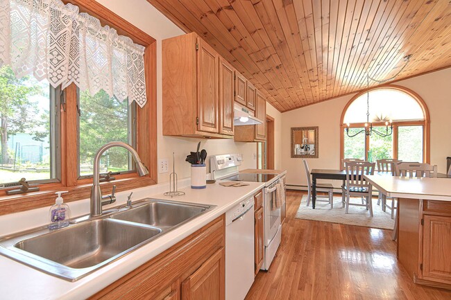 Building Photo - Winter Rental: Wingaerchic (Dog-friendly!)