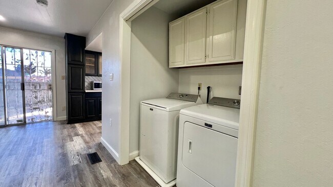 Building Photo - Lovely House 4BR 2.5BA with Large Backyard