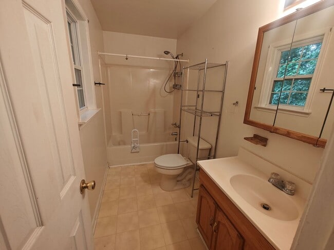 Building Photo - 3 bedroom home on private lot