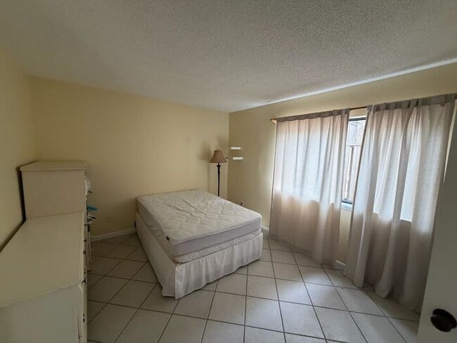 Building Photo - Charming 3 bed 3 bath townhome in the Orlando