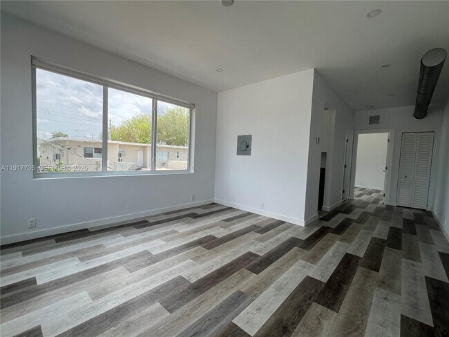 Building Photo - 1814 SW 22nd Ave