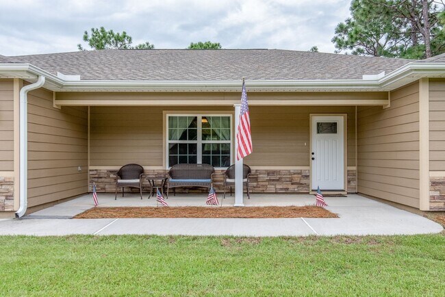 Building Photo - 4 BEDROOMS IN NAVARRE!