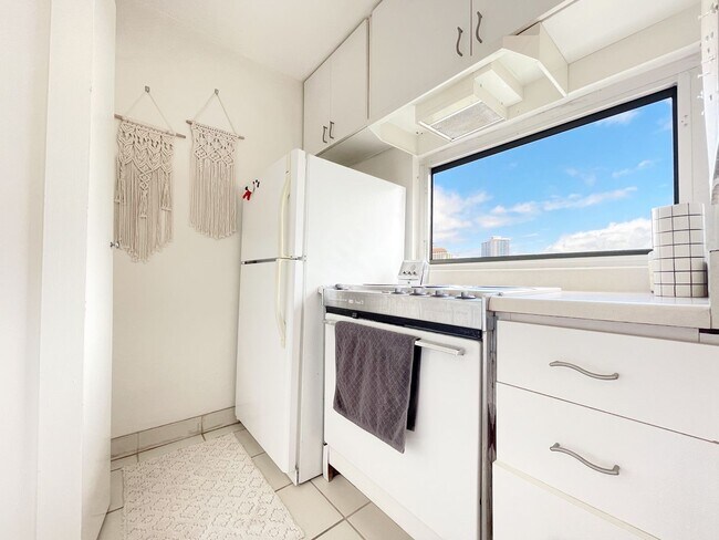 Building Photo - Pet Friendly Furnished Waikiki Studio with Central A/C and Parking. Utilities Included in Rent.