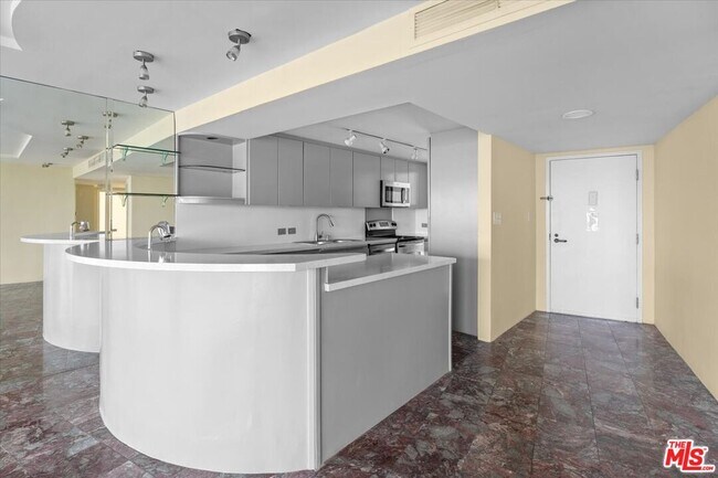 Building Photo - 4265 Marina City Dr