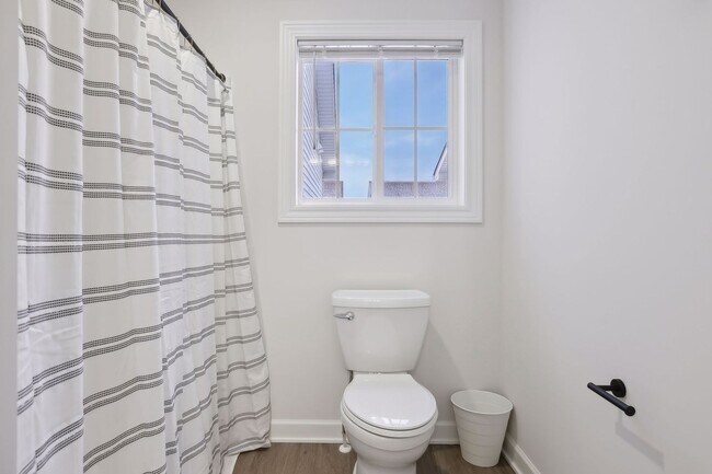 Building Photo - 3 Bedroom Townhome