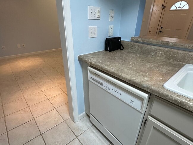 Building Photo - End Unit Townhouse for Rent