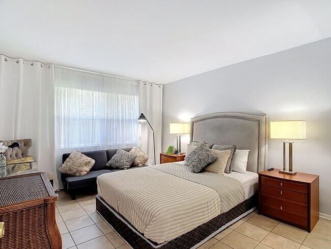 Building Photo - 2 BEDROOM 1 BATH APARTMENT HOME LOCATED IN ST. PETERSBURG, FL
