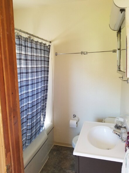 Building Photo - 208 4th Ave W