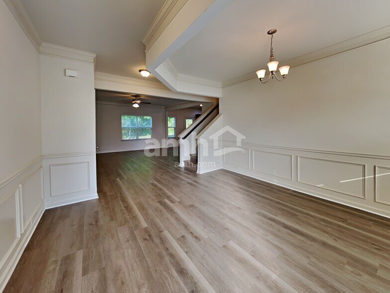 Building Photo - 908 Pine Ln