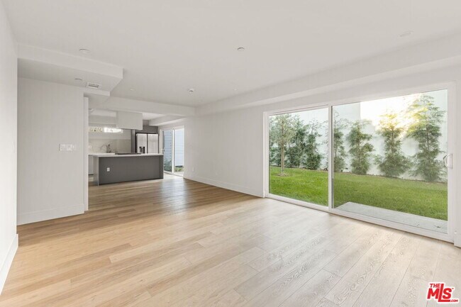 Building Photo - 1752 N Van Ness Ave