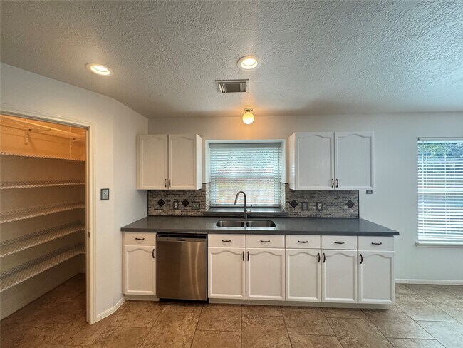 Building Photo - 210 Rolling Plains Dr