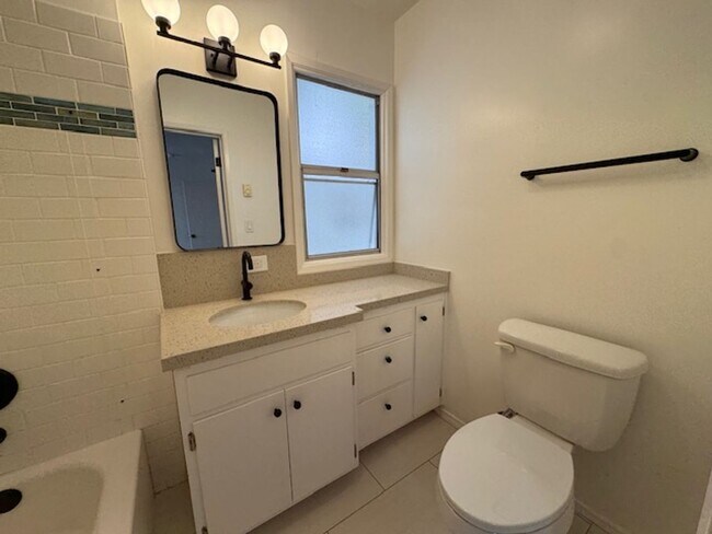 Building Photo - Recently Renovated 2 Bed / 2 Bath Apartmen...