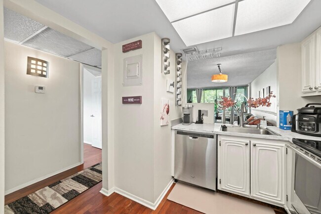 Building Photo - 113 Royal Pk Dr