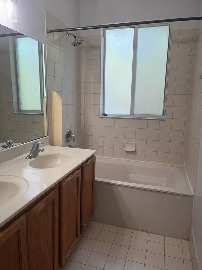 Building Photo - 3231 Laurel Ridge Cir