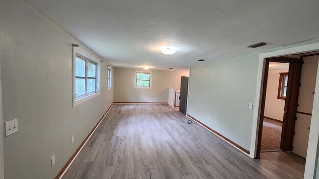 Building Photo - 3 Bedroom 1 Bathroom House