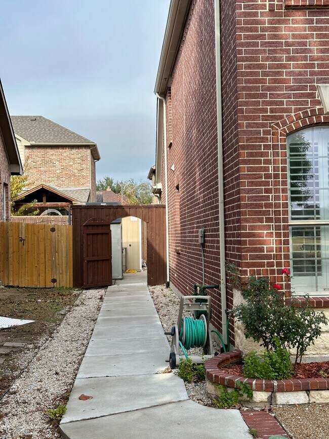 Building Photo - 928 Falcon Dr