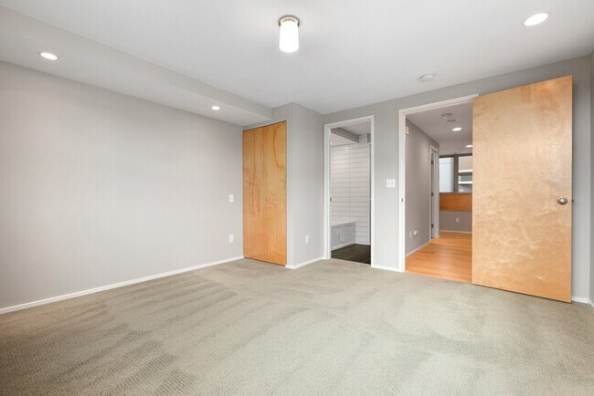 Building Photo - Gorgeous VIEW Townhome w/ 2 Master Suites in Coveted Eastlake