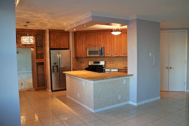 Building Photo - 7000 BLVD E