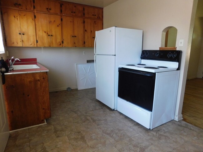 Building Photo - Cute End Unit Apartment Close to CMU