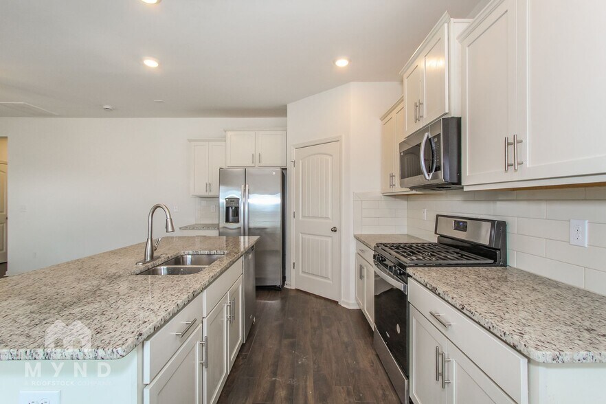 Building Photo - 285 Chelsea Park Rd